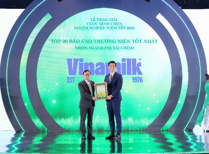 Đại diện Vinamilk nhận Giải thưởng Top 20 Báo cáo thường niên tốt nhất nhóm ngành phi Shbet800 tải ứng dụng. Xem thêm Báo cáo thường niên 2022 của Vinamilk 