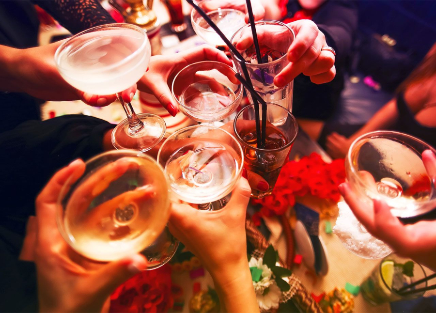 Nếu thường xuyên uống vài ly cocktail có đường sẽ làm da mất nước, gây viêm và không tốt cho sức khỏe Mừng SHBET phiên bản mới 2025 của bạn. 