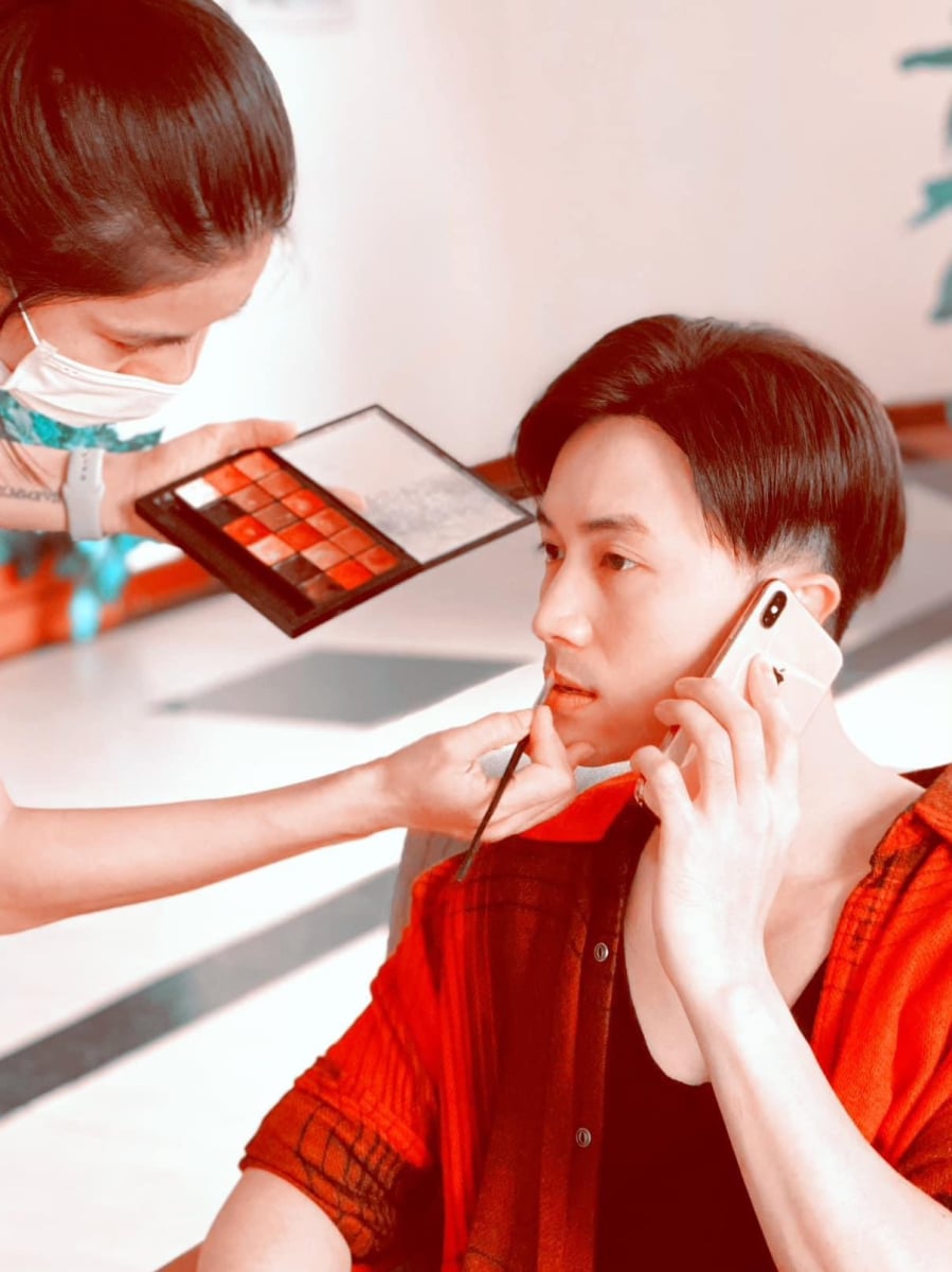 Linh Make hoá trang cho nghệ sĩ trước giờ diễn.
