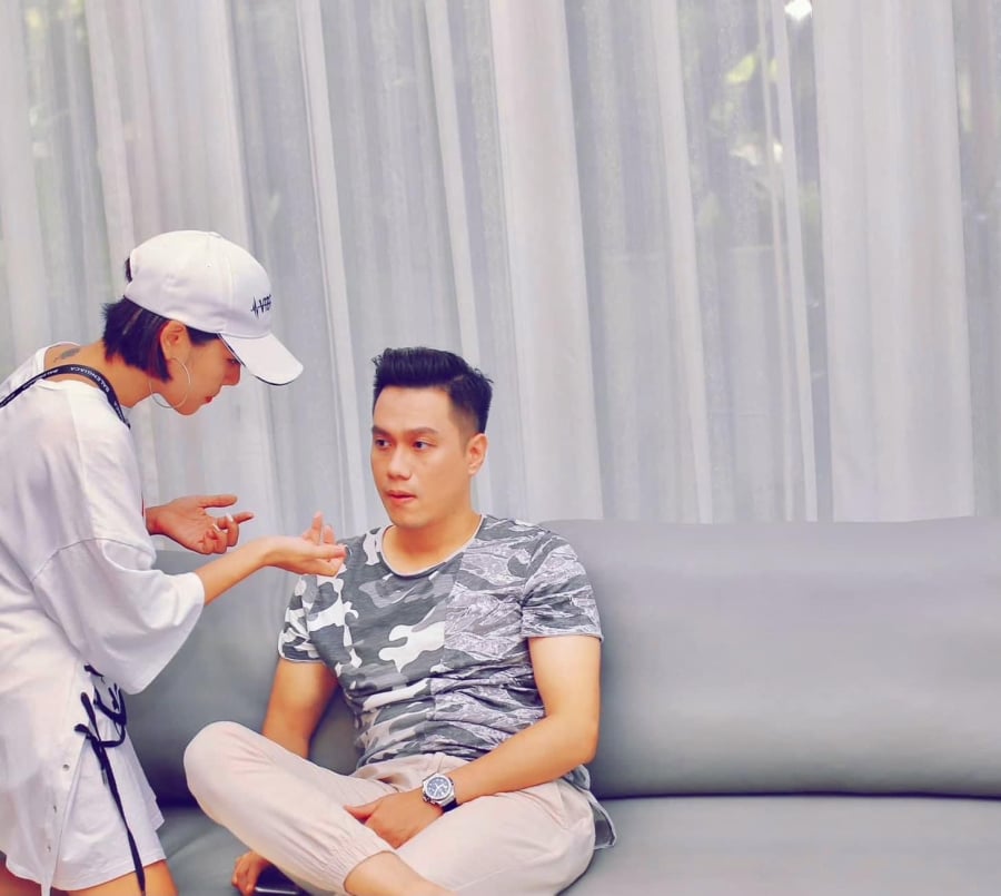 Linh Make hoá trang cho nghệ sĩ trước giờ diễn.