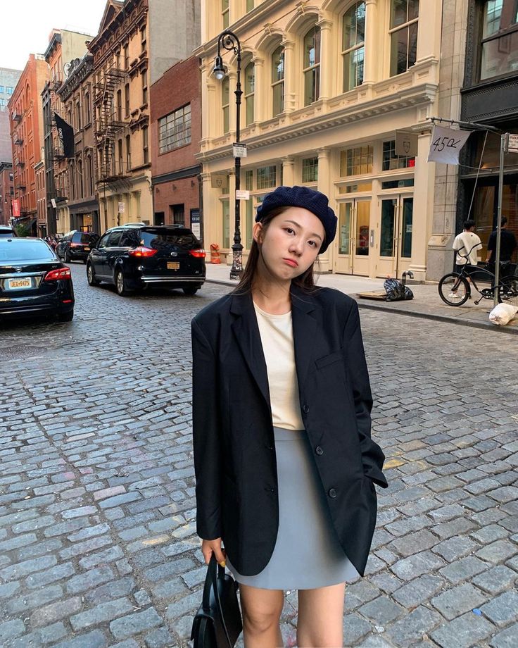 Đặc biệt với các nàng công sở hoặc yêu thích phong cách thời trang cá tính, những chiếc áo blazer là gợi ý hoàn hảo.    