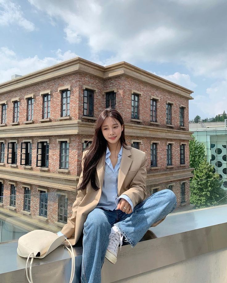Một chiếc blazer khoác bên ngoài với một chiếc quần jeans tùy loại sẽ cho chị em những set đồ nữ tín.
