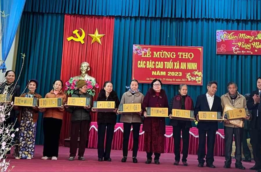 nam-2024-nguoi-cao-tuoi-nhan-duoc-bao-tien-chuc-tho-mung-to-1