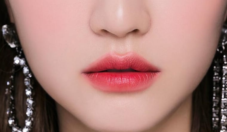 Thoa kem dưỡng môi để chăm sóc môi và ngăn cản các hóa chất có thể gây hại có trong son kem, đặc biệt là son lì. 