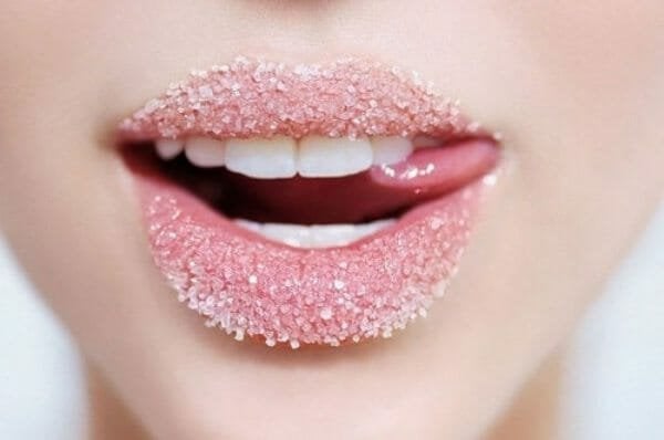 Môi mềm mịn sẽ giúp “ăn son” hơn, môi lên màu chuẩn, mềm và giữ màu son lâu hơn nhờ tẩy phần da chết.     