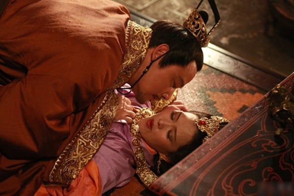 hoang-de-ham-cua-la-cuop-vo-cua-dai-than-2