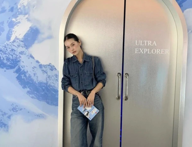 Denim on denim là ý tưởng diện đồ hoàn hảo cho những ngày lười phối đồ, nhưng vẫn muốn có vẻ ngoài thật sành điệu, hợp xu hướng. Cô nàng này sơ vin gọn gàng áo sơ mi cùng quần jeans ống rộng, cố định bằng thắt lưng da.    