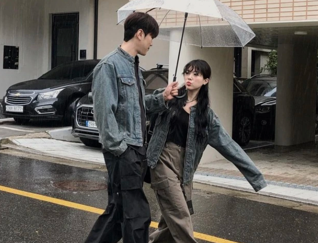 Suviny và bạn trai xuống phố đầy tình tứ, ngọt ngào trong bộ đồ gồm áo khoác denim, quần túi hộp, giày thể thao và giày da 
