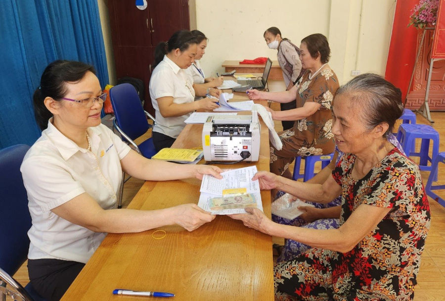 nguoi-dang-huong-luong-huu-co-nhan-duoc-tien-thuong-tet-1