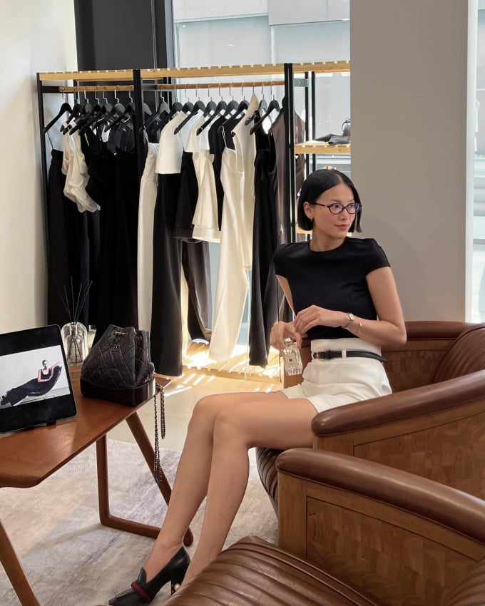 Với quần short, cô ưu tiên loại quần đứng dáng rồi kết hợp với áo màu trung tính. Ngoài ra, các món phụ kiện như thắt lưng mảnh, giày loafer cao gót đã giúp nâng tầm set Shbet999 com đăng nhập.    