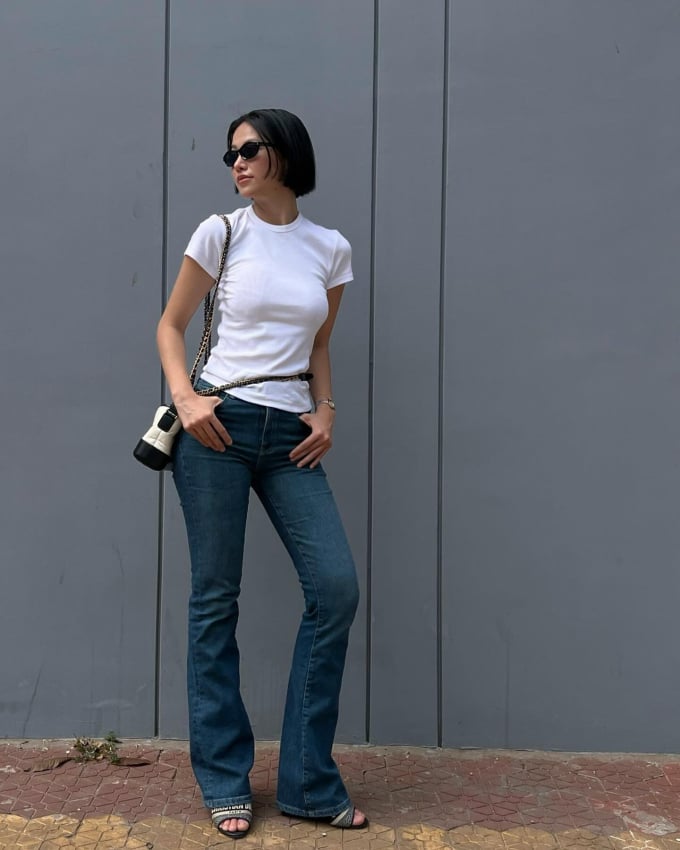 Áo thun trắng và quần jeans là công thức quen thuộc nhưng Phương Khánh đã khéo léo chọn quần ống loe và áo thun ôm dáng, từ đó tạo nên bộ Shbet999 com đăng nhập nữ tính, sang chảnh. Những lúc không thích phối đồ cầu kỳ nhưng vẫn muốn ghi điểm phong cách, chị em nên tham khảo outfit trên.    