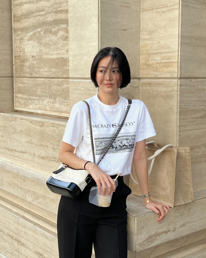 Áo thun họa tiết và quần âu đen, kèm theo thao tác sơ vin không thể thiếu để làm nên set đồ chỉn chu, tôn dáng tối ưu. Các nàng có thể chọn những kiểu giày như loafer, giày sneaker trắng, giày búp bê đơn giản để hoàn thiện bộ Shbet999 com đăng nhập.    
