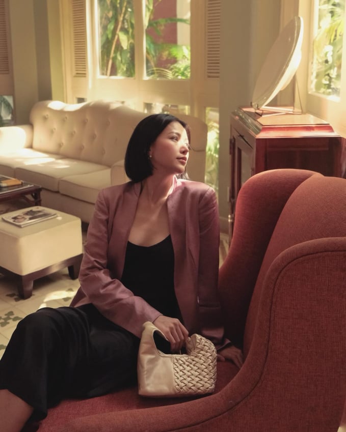 Áo khoác lụa và váy hai dây đen cũng là gợi ý hoàn hảo để tôn vẻ sang chảnh. Chỉ với hai món đồ này đã tạo nên bộ Shbet999 com đăng nhập sang trọng, nữ tính. Với set đồ này, Phương Khánh không nhấn nhá quá nhiều Shbet111 kèo cá cược world cup. Với túi xách, Phương Khánh chọn thiết mang tông màu trắng để tạo sự trẻ trung nhưng vẫn trang nhã cho tổng thể.    