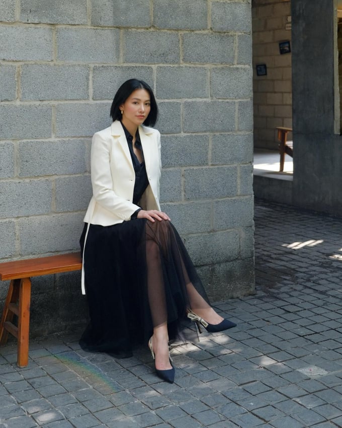 Điểm nhấn của bộ đồ chính là áo blazer và chân váy voan. Đây đều là những món thời trang đầy sang trọng, quý phái. Kết lại set Shbet999 com đăng nhập, Phương Khánh đi giày mũi nhọn tinh tế và tôn dáng hiệu quả.    
