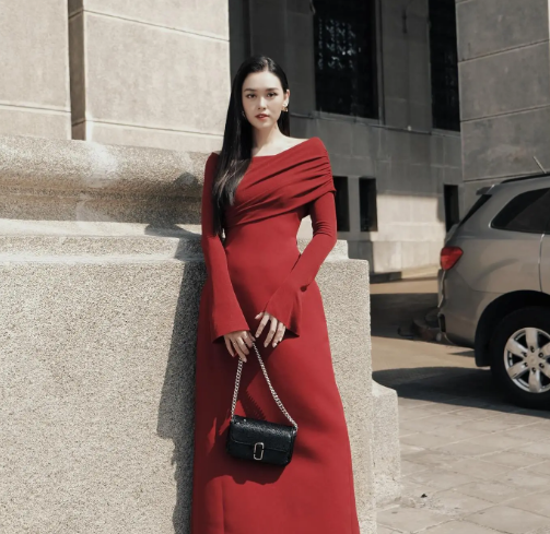 Váy liền màu đỏ giúp vẻ ngoài của người diện thêm sang trọng, quý phái. Để đảm bảo sự tinh tế cho tổng thể Shbet999 com đăng nhập, túi xách và giày màu đen là những mảnh ghép hoàn hảo.    