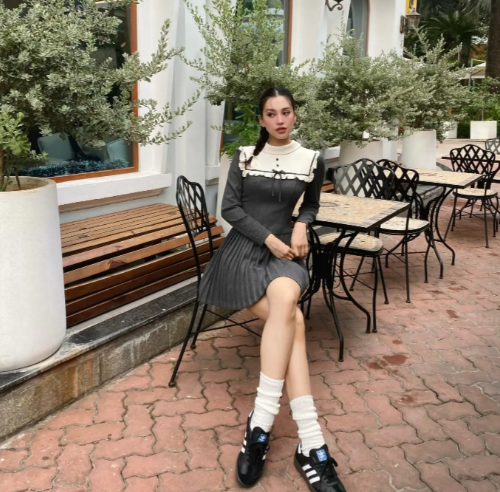 Hoa hậu Tiểu Vy gợi ý cho chị em set váy liền ngọt ngào như tiểu thư. Cô nàng còn gợi ý Link Vào SHBET88 Mới Nhất lý tưởng để áp dụng khi diện váy, đó là tóc tết nữ tính.    
