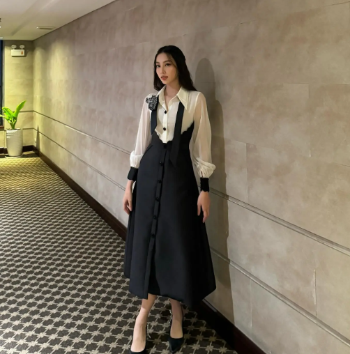 Ý tưởng diện váy gile với áo sơ mi luôn phù hợp với thời tiết mùa xuân. Váy gile và áo sơ mi vẫn sẽ giúp người mặc có được vẻ ngoài trẻ trung, ngọt ngào. Hoa hậu Thùy Tiên đã hoàn thiện set váy bằng một đôi giày mũi nhọn là hack dáng tuyệt đối.     