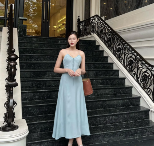 Hoa hậu Đỗ Thị Hà với tông màu xanh pastel, mẫu váy còn mang đến sự trẻ trung, ngọt ngào cho người mặc. Đôi sandal quai mảnh ánh bạc không chỉ giúp bộ Shbet999 com đăng nhập thêm nổi bật, sang trọng mà còn tôn dáng hiệu quả.    