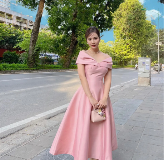 Mẫu váy hồng pastel của Huyền Lizzie rất phù hợp với dịp lễ  Nữ diễn viên đã giúp bộ Shbet999 com đăng nhập trở nên long lanh hơn bằng cách đeo dây chuyền ngọc trai, đi giày cao gót mũi nhọn, phủ kim tuyến lấp lánh.    