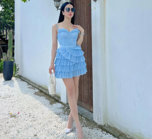 Diệp Lâm Anh trông rất nổi bật và trẻ trung khi diện mẫu váy ngắn, thiết kế xếp tầng điệu đà. Để tôn lên đôi chân thon dài, Diệp Lâm Anh chọn giày cao gót mũi nhọn. Cô cũng chọn túi xách để tăng vẻ phong cách.     
