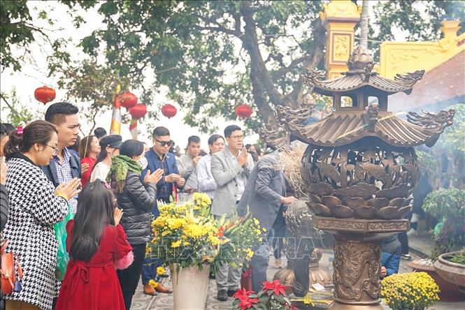 vna_potal_di_chua_le_phat_-_net_dep_van_hoa_dau_xuan_cua_nguoi_viet__stand