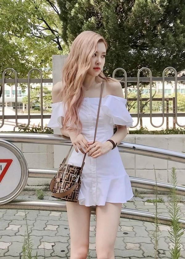 Mẫu váy này lên hình cũng rất sang xịn mịn và cuốn hút, xứng đáng được chị em diện trong nhiều dịp.