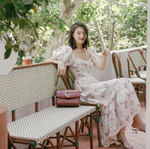 Để tăng vẻ sang chảnh cho set váy cổ vuông, các nàng hãy nhấn nhá dây chuyền vàng, vòng cổ ngọc trai.