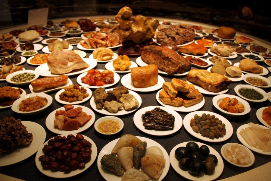 hoang-de-khong-duoc-gap-qua-3-mon-an-moi-bua-000