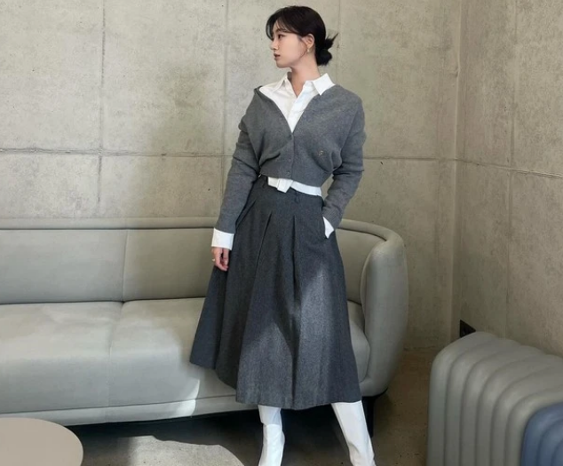 Cardigan có chất liệu len mềm mại nhưng vẫn giữ ấm Sh88bet đăng ký miễn phí hiệu quả, đặc biệt trong tiết trời đông xuân se lạnh như hiện tại. Để toát lên vẻ đẹp trẻ trung pha trộn nét cao sang, lịch duyệt, Hahm Eun Jung đã kết hợp cardigan dáng ngắn cùng sơ mi trắng và chân váy màu xám.     
