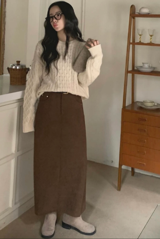 Chân váy đuôi cá họa tiết kẻ ca rô gây ấn tượng bởi vẻ đẹp đậm chất vintage. Thiết kế này mang lại sự độc đáo khác lạ, đặc biệt là khi được phối cùng bốt cao bồi,. Bạn có thể áp dụng công thức này vào mùa lạnh trong nhiều hoàn cảnh khác nhau.    