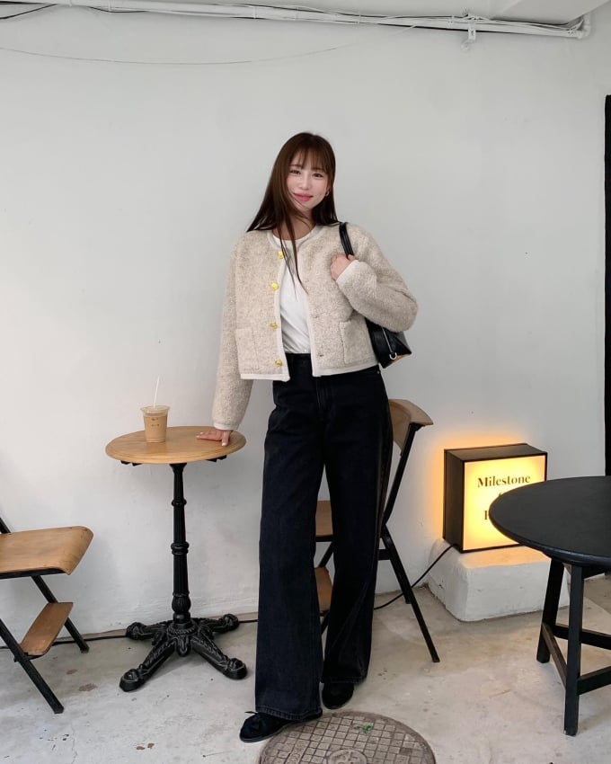 Quần denim màu đen kết hợp rất ăn ý với áo thun màu pastel, áo sơ mi oversized hoặc áo len cổ tim