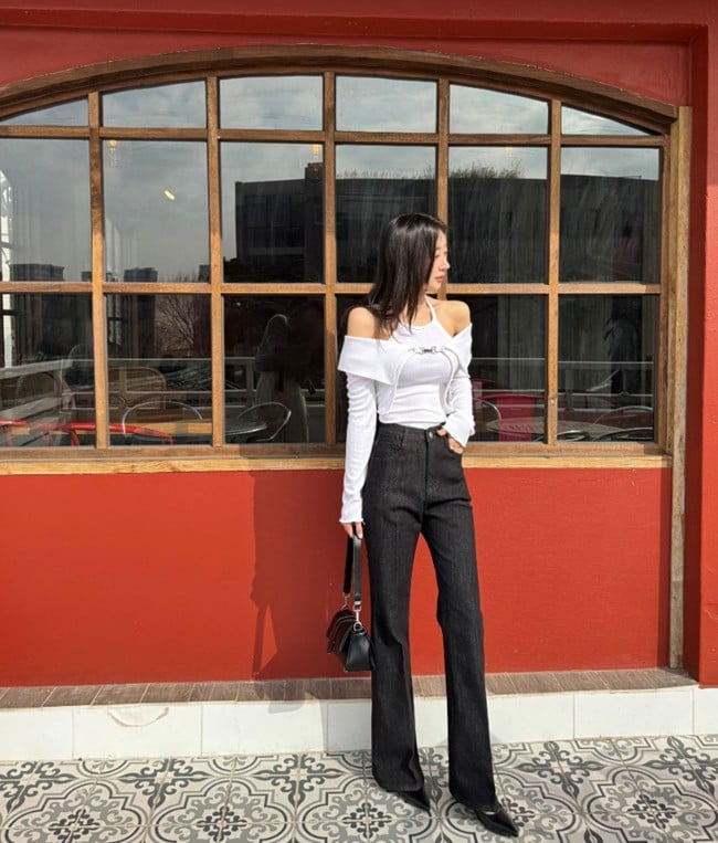 Năm nay, mốt jeans ống loe tiếp tục chinh phục các chị em sành mặc.
