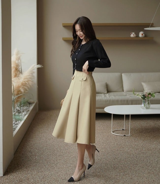So với kiểu xếp ly nhỏ, chân váy xếp ly to mang lại cảm giác trưởng thành, lịch sự.