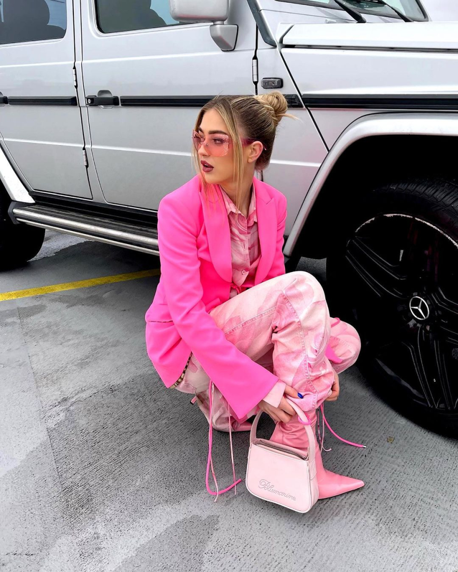  Các item cơ bản như blazer, trench coat và áo phao đã đủ để làm chủ phong cách đường phố.