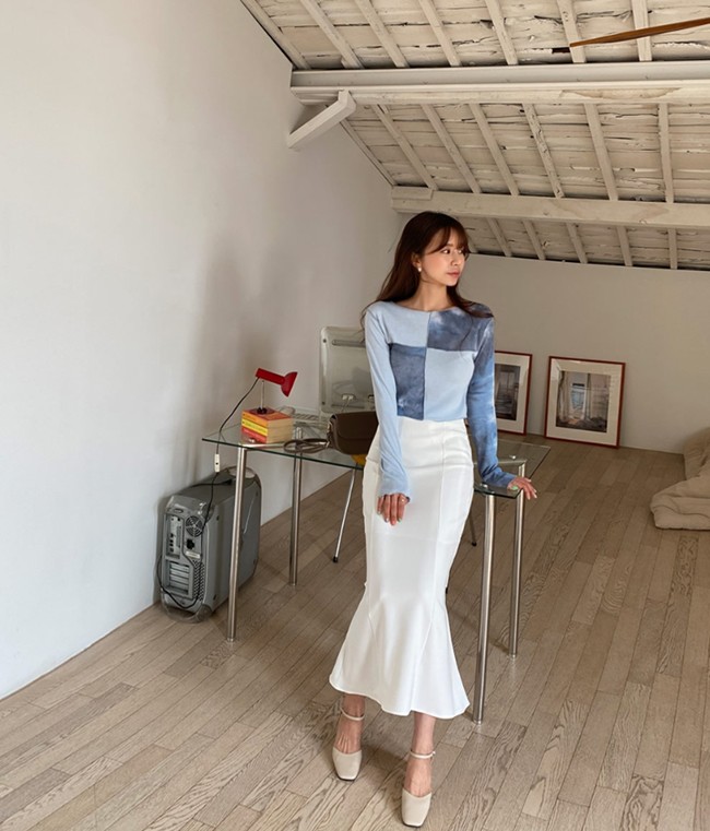 Thay vì chân váy đuôi cá, hãy diện chân váy chữ A, chân váy xếp ly, vừa dễ mix đồ vừa có khả năng “nịnh” dáng tốt hơn hẳn phom đuôi cá.