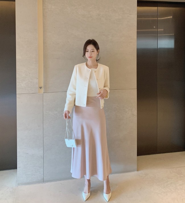 Nếu vẫn muốn mặc chân váy lụa satin hoặc các chất liệu mềm tương tự và mix cùng áo dài nhé. 