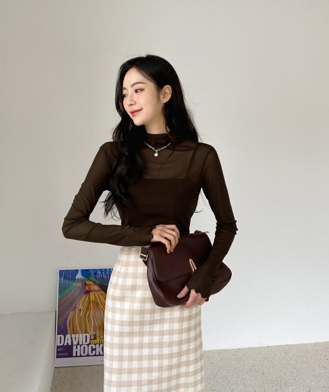 Chất liệu xuyên thấu và thiết kế cổ lọ là Shbet999 com đăng nhập vừa gợi cảm vừa tinh tế