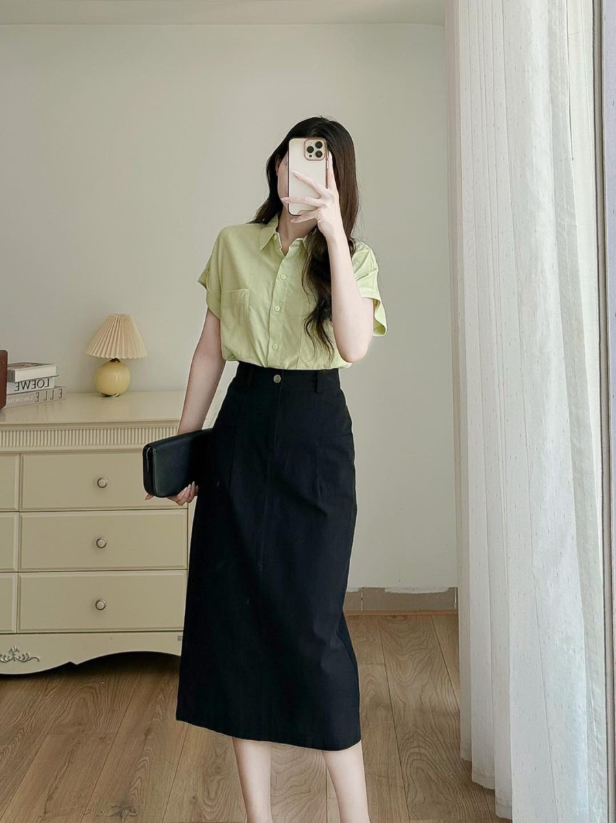 Các món thời trang chất liệu vải kaki là lựa chọn lý tưởng cho tủ đồ vì khá trẻ trung, phóng khoáng nhưng vẫn ghi điểm ở sự nữ tính. 