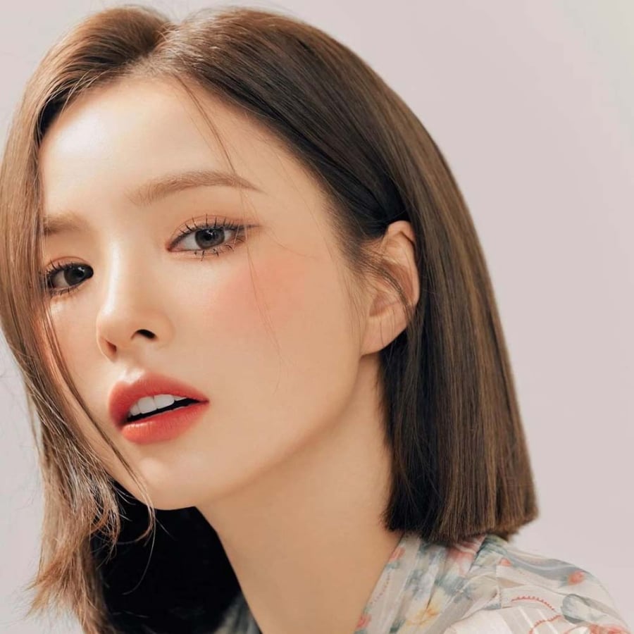 Tóc ngắn duỗi thẳng tăng sự sang chảnh cho gương mặt