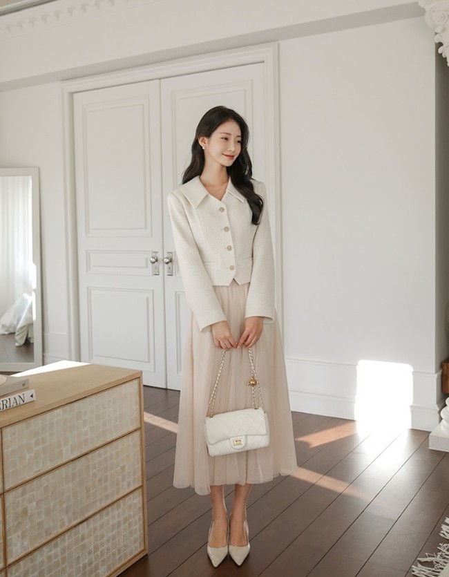 Hai item này mix khéo léo cùng nhau sẽ tạo nên bộ đôi vừa nữ tính vừa sang trọng, các nàng diện đi làm hay đi chơi đều đẹp.
