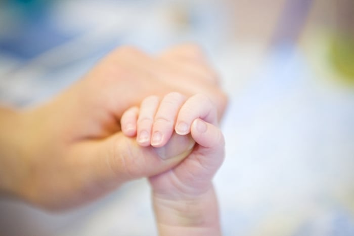 Khi được sinh ra, chúng ta không tự lo được cho bản thân và phụ thuộc hoàn toàn vào người khác.