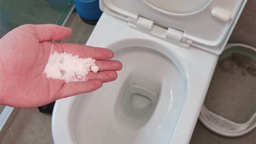 Baking soda và muối giúp khử trùng, làm sạch những viết bẩn cứng đầu