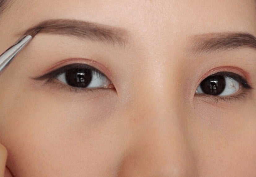 Lông mày nâu nhạt giúp thần thái thêm sắc sảo