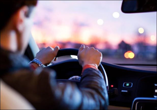 Khi một người đàn ông lái chiếc xe hơi cao cấp, anh ta thường thu hút nhiều ánh nhìn chú ý, và điều này giúp anh ta cảm nhận sự quyền lực và uy tín. (ảnh minh họa)