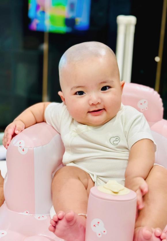 Diện mạo ái nữ trông cực đáng yêu.