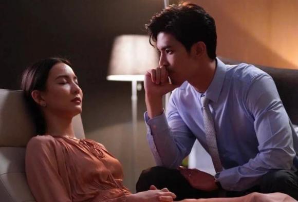 Người chồng bỗng thay đổi từ cởi mở sang khép kín, không thoải mái chia sẻ với bạn về công việc của họ, hay về những người họ gặp gỡ. (ảnh minh họa)