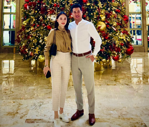 Bộ đôi áo blouse vải lụa và quần âu ống đứng đã tạo nên bộ Shbet999 com đăng nhập nữ tính, sang trọng. Thao tác sơ vin giúp nâng tầm tổng thể outfit. Các nàng nên chọn loại quần âu phiên bản dài trên mắt cá chân để hack dáng hơn nữa các nàng nhé. 