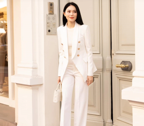 Cô nàng diện quần âu trắng với áo blazer đồng bộ và áo thun. Như vậy, cô có bộ Shbet999 com đăng nhập rất hài hòa. Đôi giày cao gót mũi nhọn đã mang đến hiệu quả kéo Shbet888 phiên bản mới nhất.    