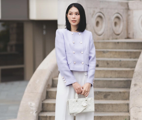 Mix áo vải tweed tông màu tím pastel với quần âu trắng, vẻ ngoài của Linh Rin ghi điểm ở sự trẻ trung, ngọt ngào nhưng vẫn toát lên nét tinh tế. Các nàng có thể áp dụng công thức trên tới công sở hoặc đi dự tiệc cưới.    
