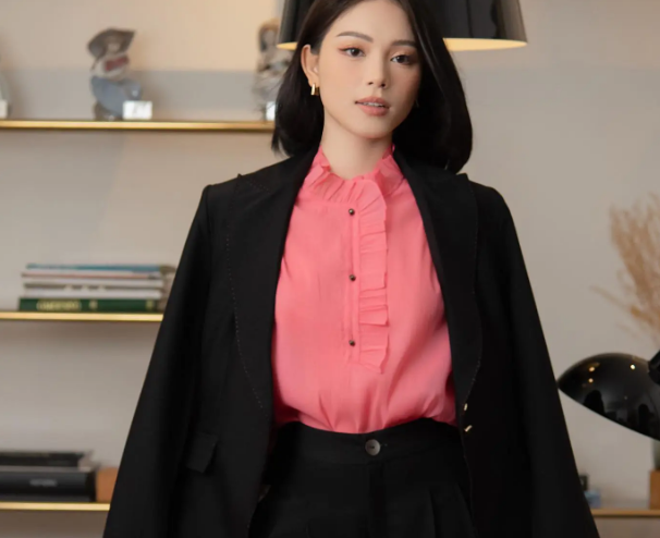 Diện bộ suit mang tông màu đen, Linh Rin khéo chọn cho mnfh áo blouse màu hồng ngọt ngào. Bộ Shbet999 com đăng nhập của Linh Rin có sự nổi bật nhưng vẫn rất hài hòa, thanh lịch. Các nàng nên học hỏi.    
